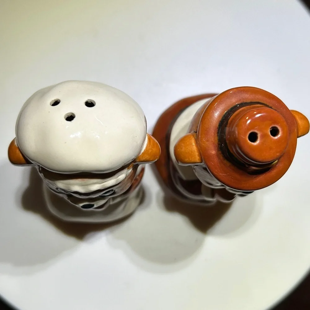 Vintage 80’s Lefton Pilgrim Bears Ceramic Salt and Pepper Shakers - Picture 5 of 9